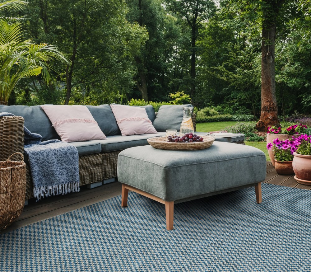 SAFAVIEH Courtyard Blair Checkered Indoor/Outdoor Area Rug, Blue/Light Grey, 5'3" x 7'7" - Image 2
