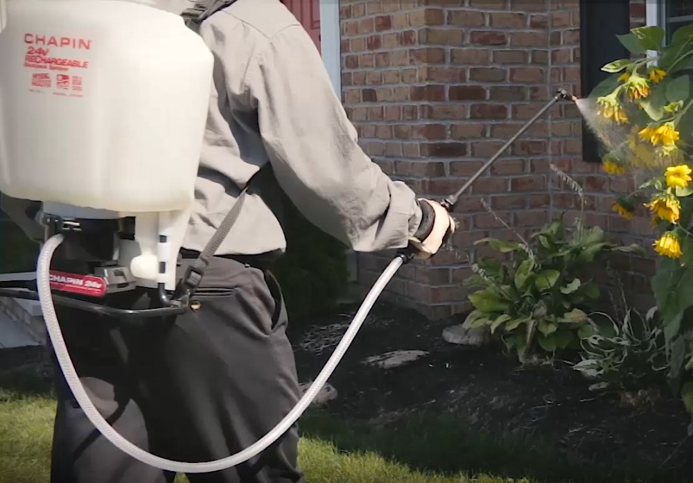 Chapin 4 Gallon Cap. 24V Battery Operated Wide Mouth General Purpose No Pump Backpack Sprayer - Image 6
