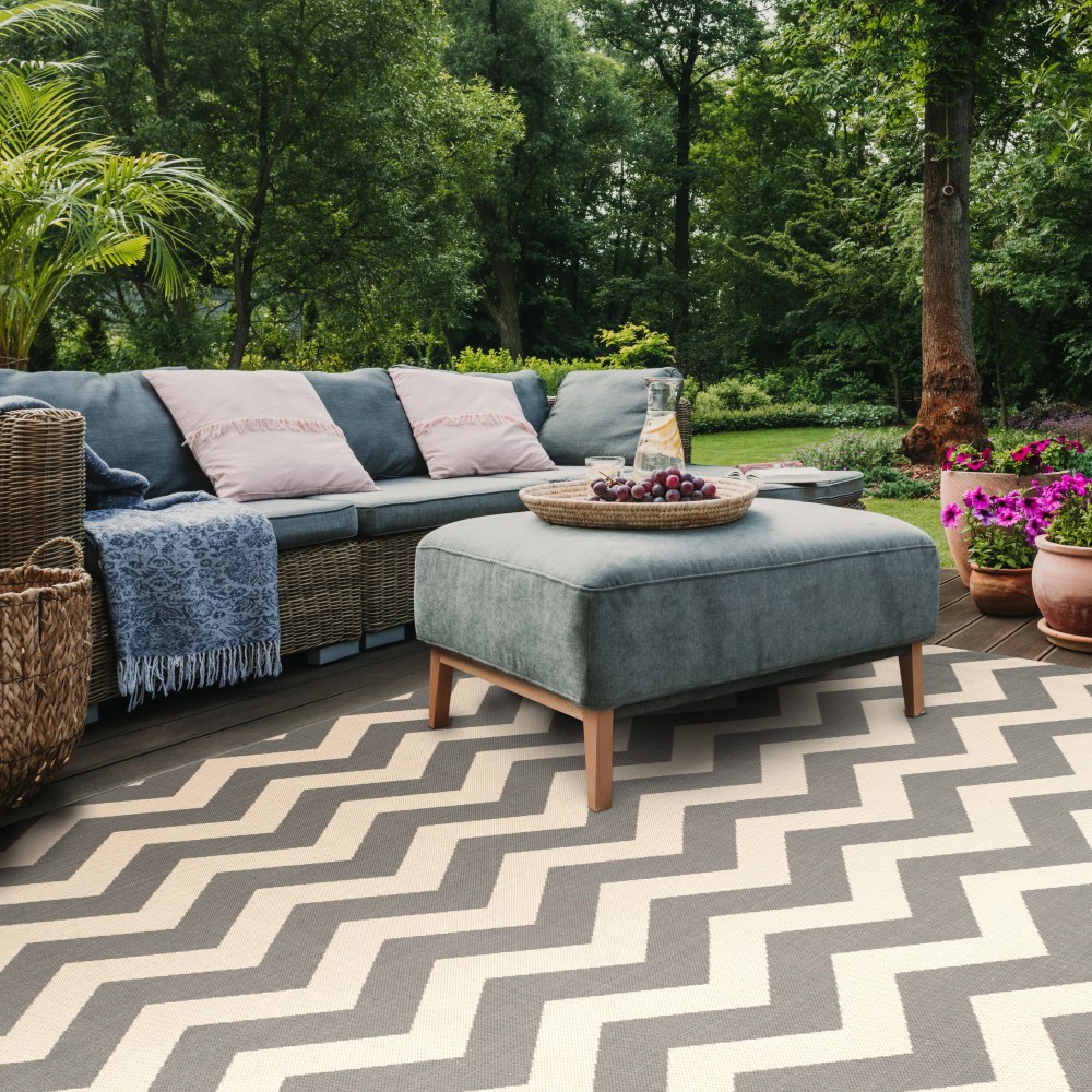 Safavieh Courtyard Ayden Chevron Indoor/Outdoor Area Rug, Gray/Beige, 6'7" x 9'6" - Image 7